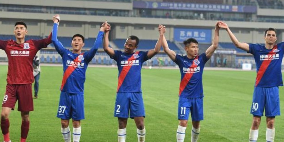  AC米兰主场溃败，球迷高呼教练下课  