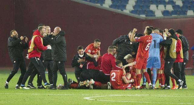 22, 特鲁瓦保级成功球迷狂欢庆祝整夜  