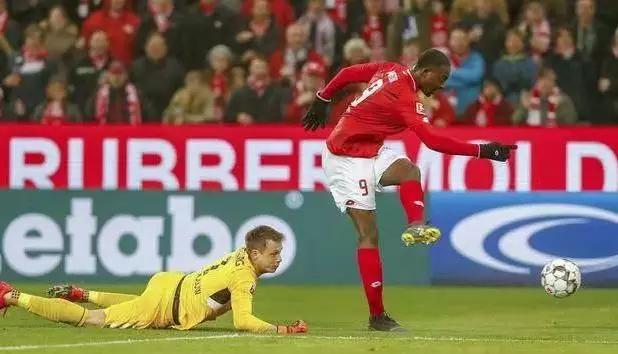  波鸿逆袭击败门兴格拉德巴赫，保级之路重现曙光  