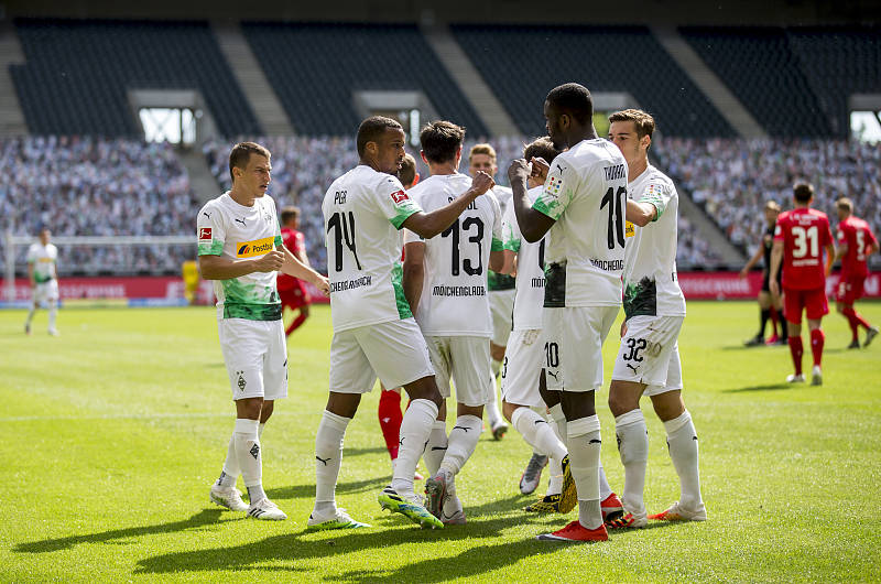  沙尔克04终迎赛季首胜，副班长爆发击退中游队